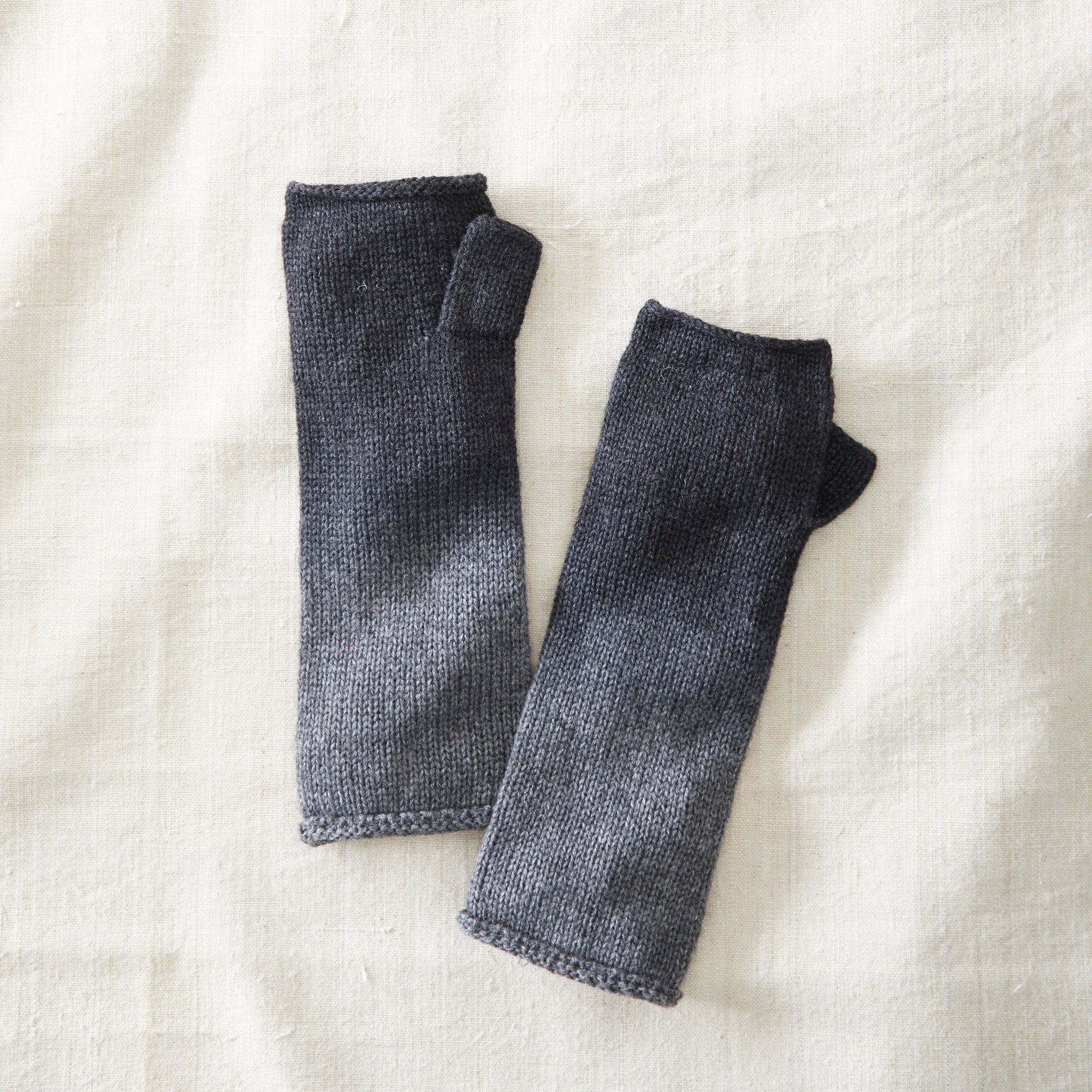 CHAYA Dipdye Ombre Wrist Warmer Fingerless Gloves / Black